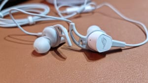 ROG Cetra II Core Moonlight White: In-ear gaming headphones with LSR drivers ROG Cetra II Core Moonlight White In-ear gaming headphones with LSR drivers