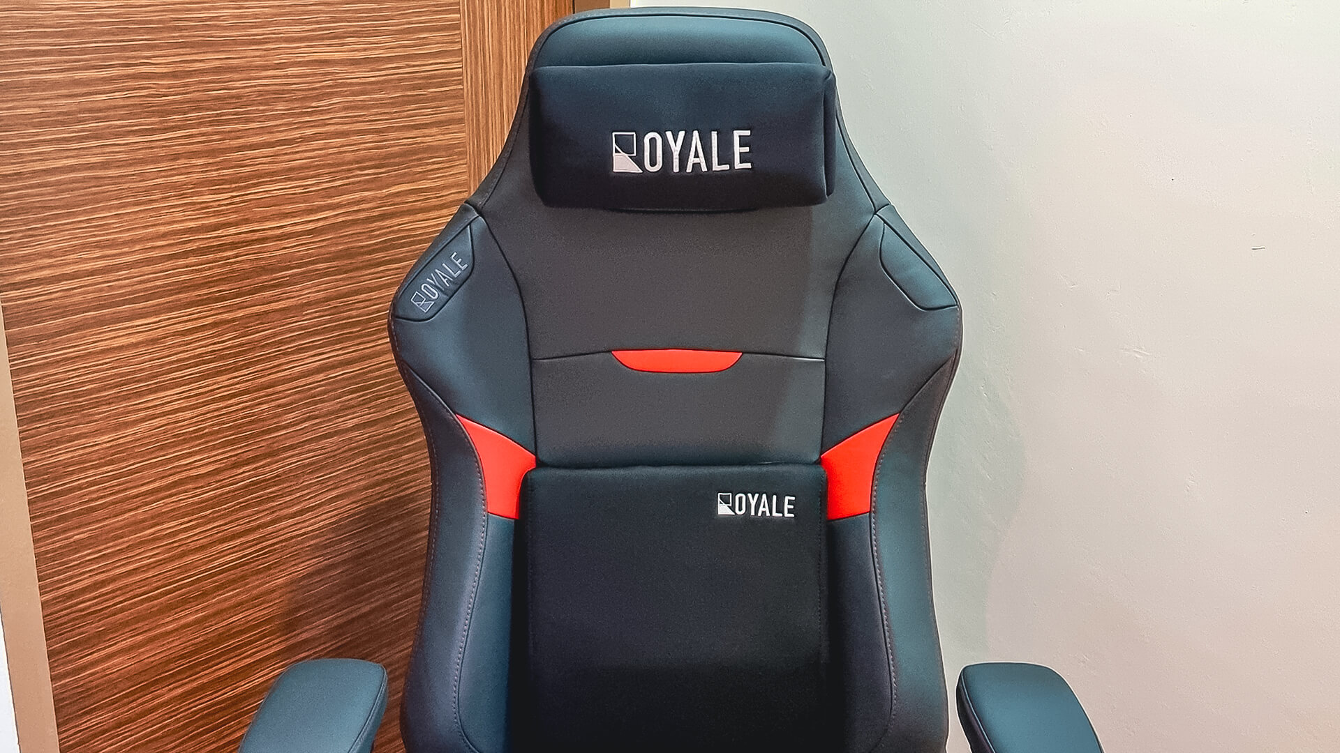 Royale Ergonomics (Bespoke) Customisable gaming chair with automotive