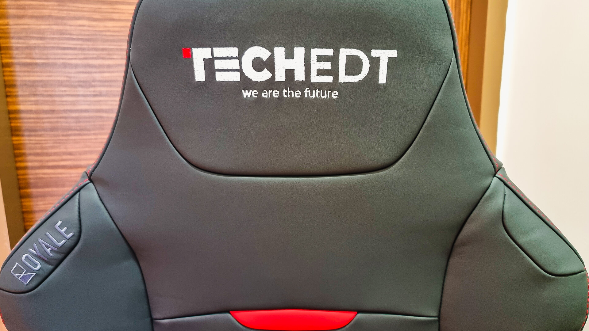 Royale Ergonomics (Bespoke) Customisable gaming chair with automotive