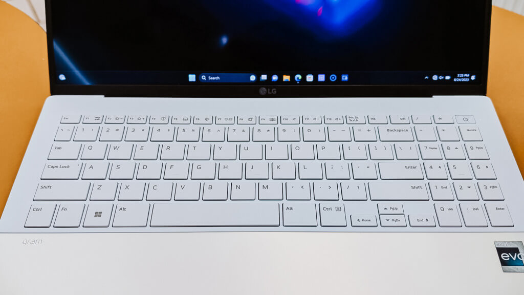 LG gram Style Aurora White Beautiful laptop with a stunning OLED display - 9