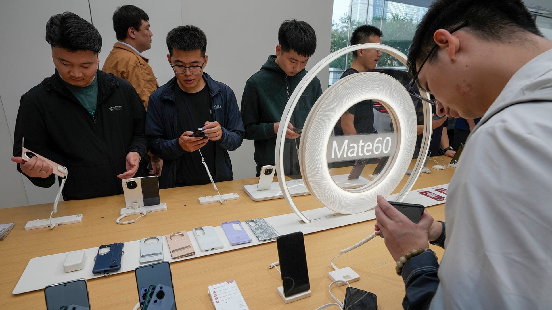 Huawei to launch a homegrown operating system, challenging Appleâs iOS and Android