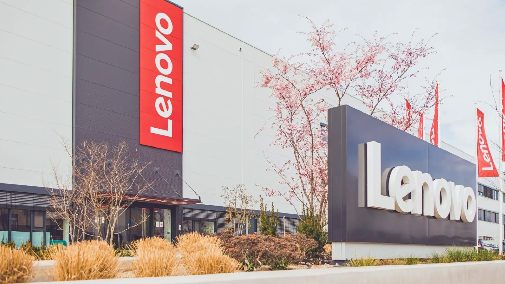 Lenovo and NVIDIA introduce hybrid AI solutions to enhance business productivity