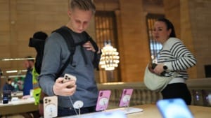 Shoppers rush to Apple Stores as price fears grow Shoppers rush to Apple Stores as price fears grow