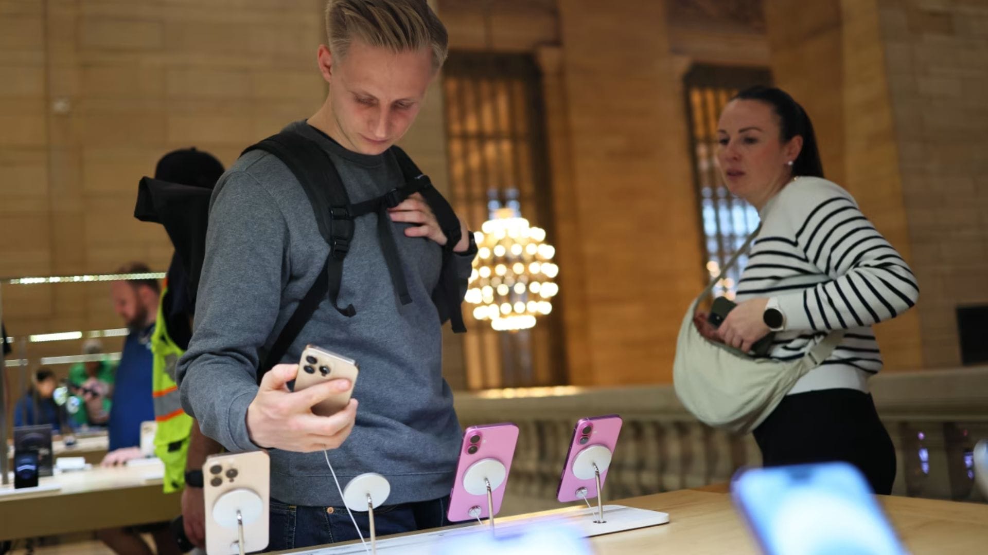 Shoppers rush to Apple Stores as price fears grow