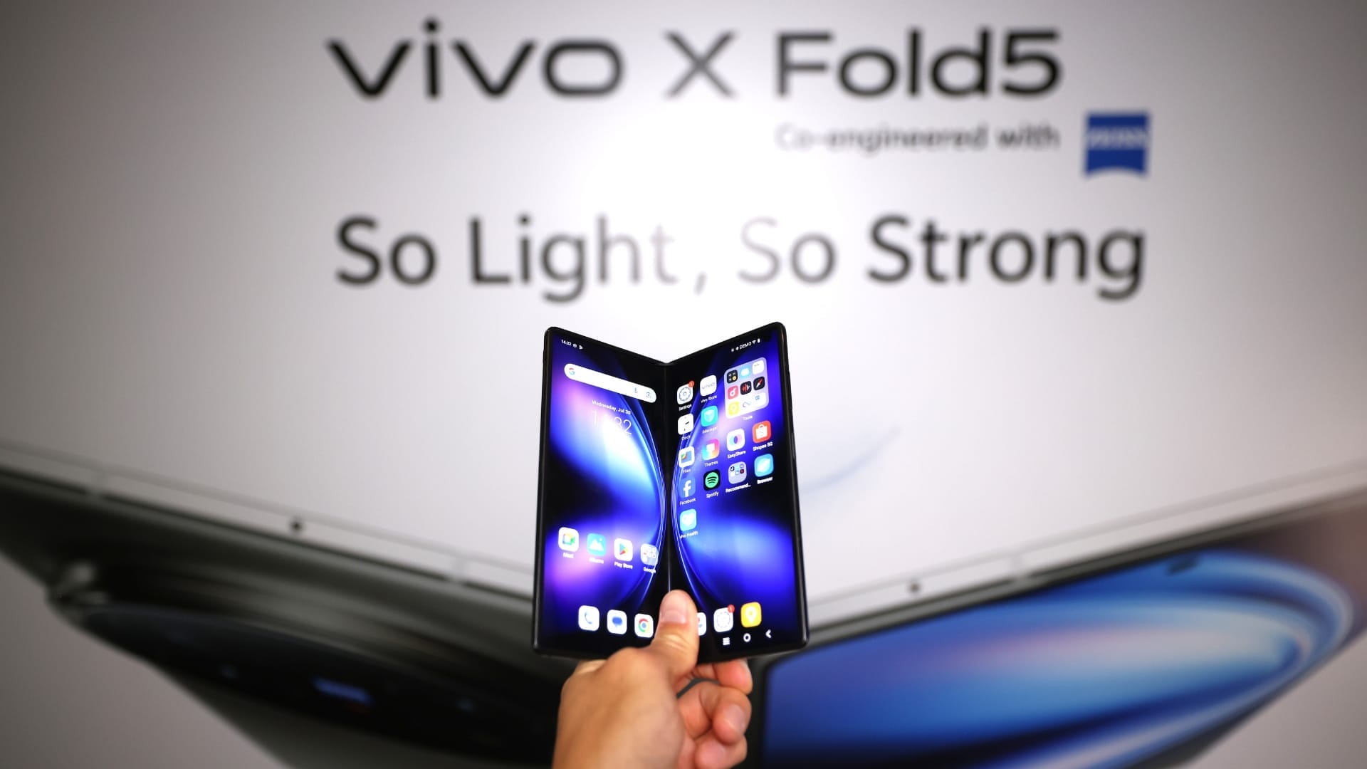 vivo launches X Fold5 foldable phone in Singapore with ZEISS camera and AI tools