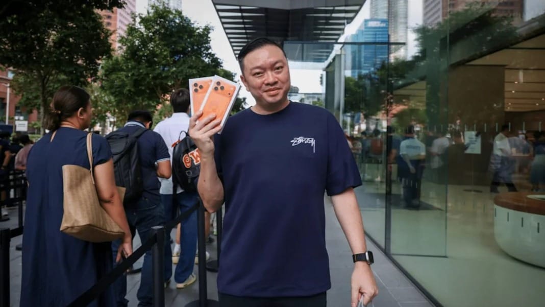 Crowds queue overnight for iPhone 17 launch in Singapore