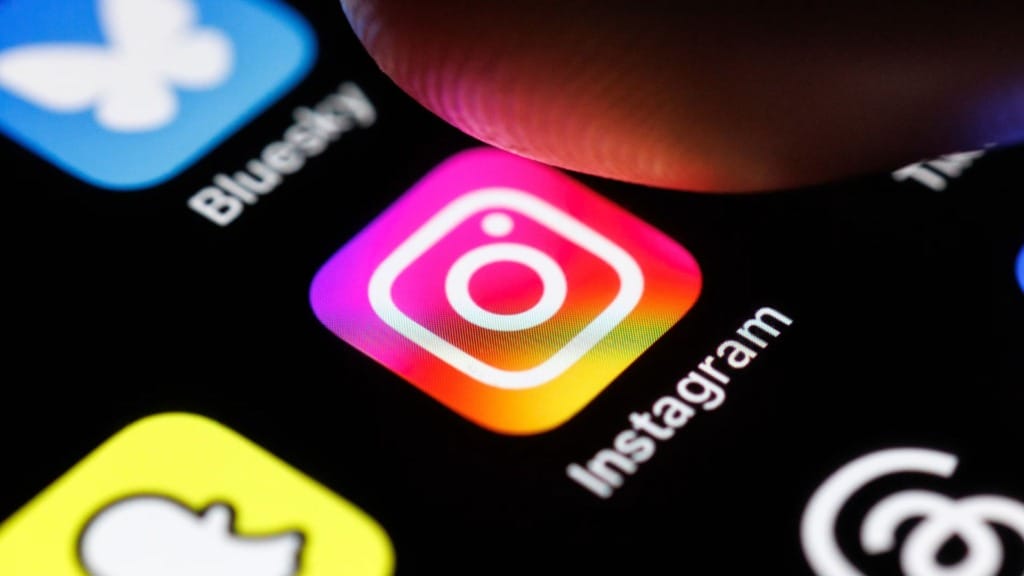 Instagram trials clickable links in post captions for verified users Instagram trials clickable links in post captions for verified users