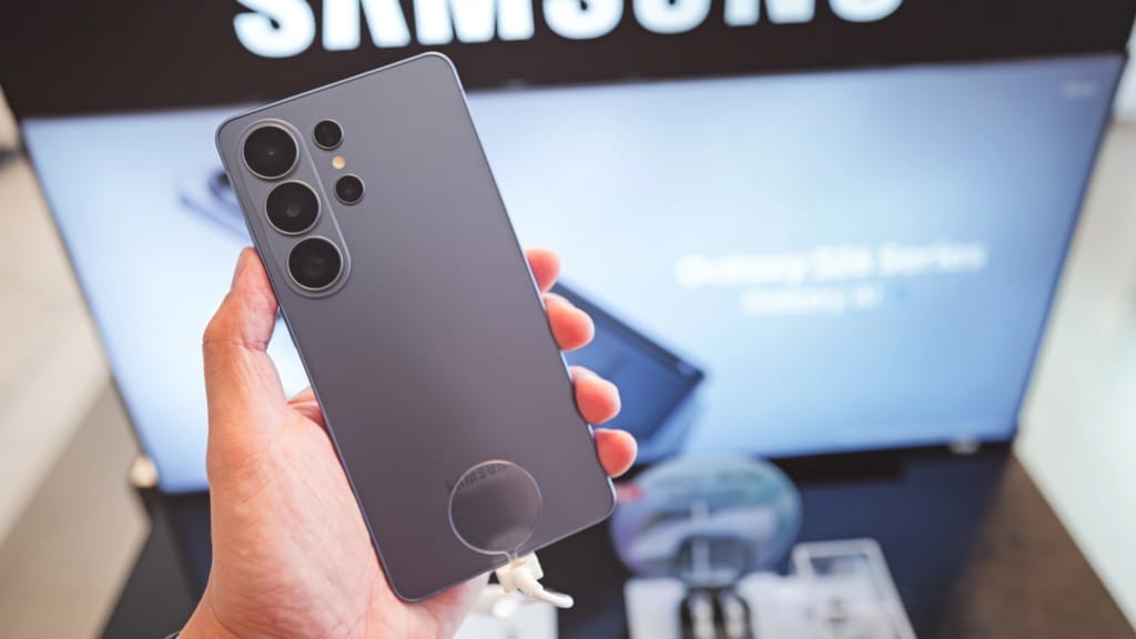 The smartphone flagship divide between AI autonomy and hardware intensity - 1