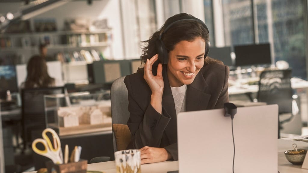 Jabra expands hybrid work portfolio with Evolve3 headsets and modular PanaCast Room Kit - 1