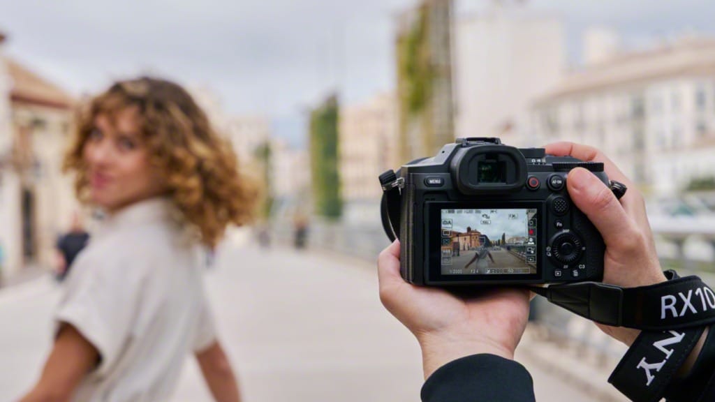 Sony RX10 V combines a 24-600mm zoom with AI subject tracking- 1